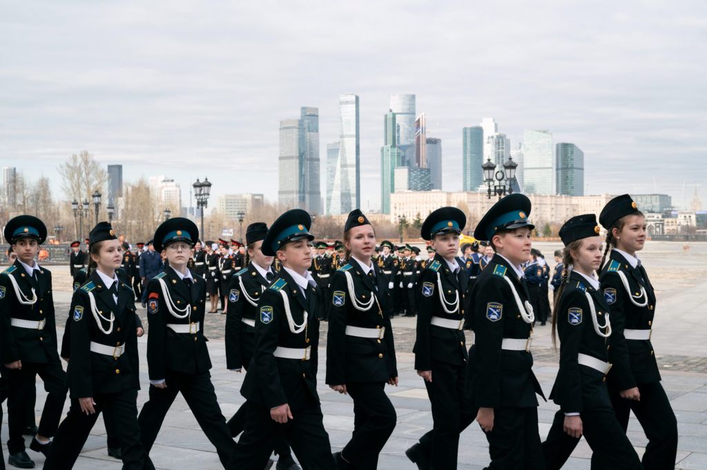 défilé d’enfants en tenue militaire russe