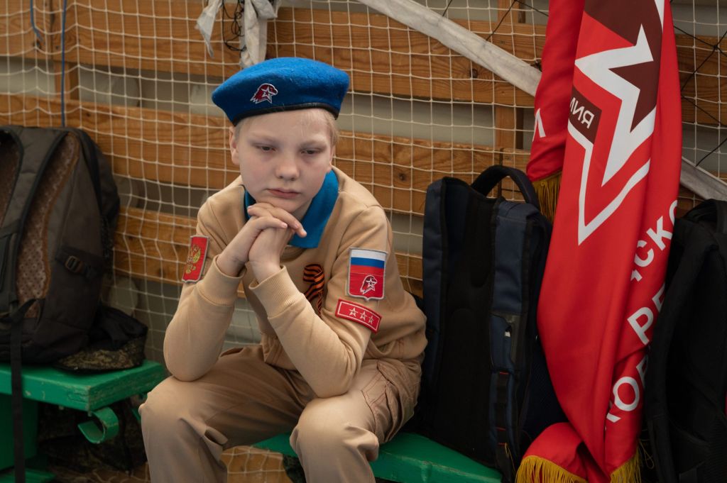garçon en tenue militaire russe