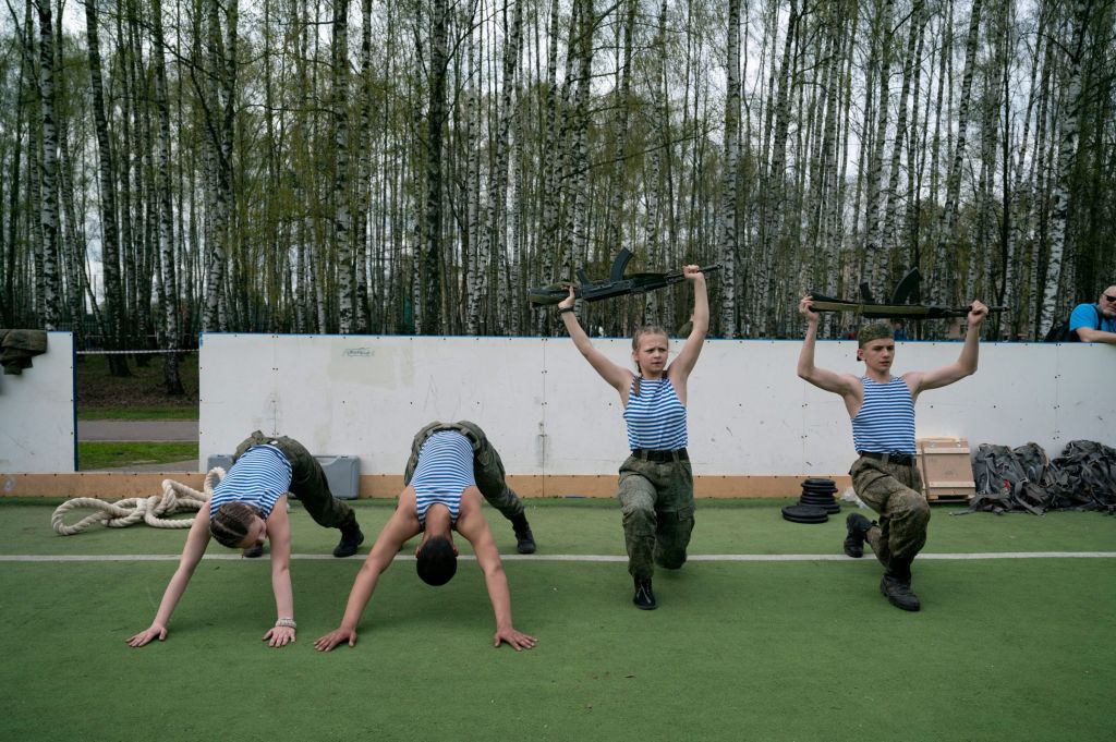 adolescents faisant de la gym avec des fusils mitrailleurs