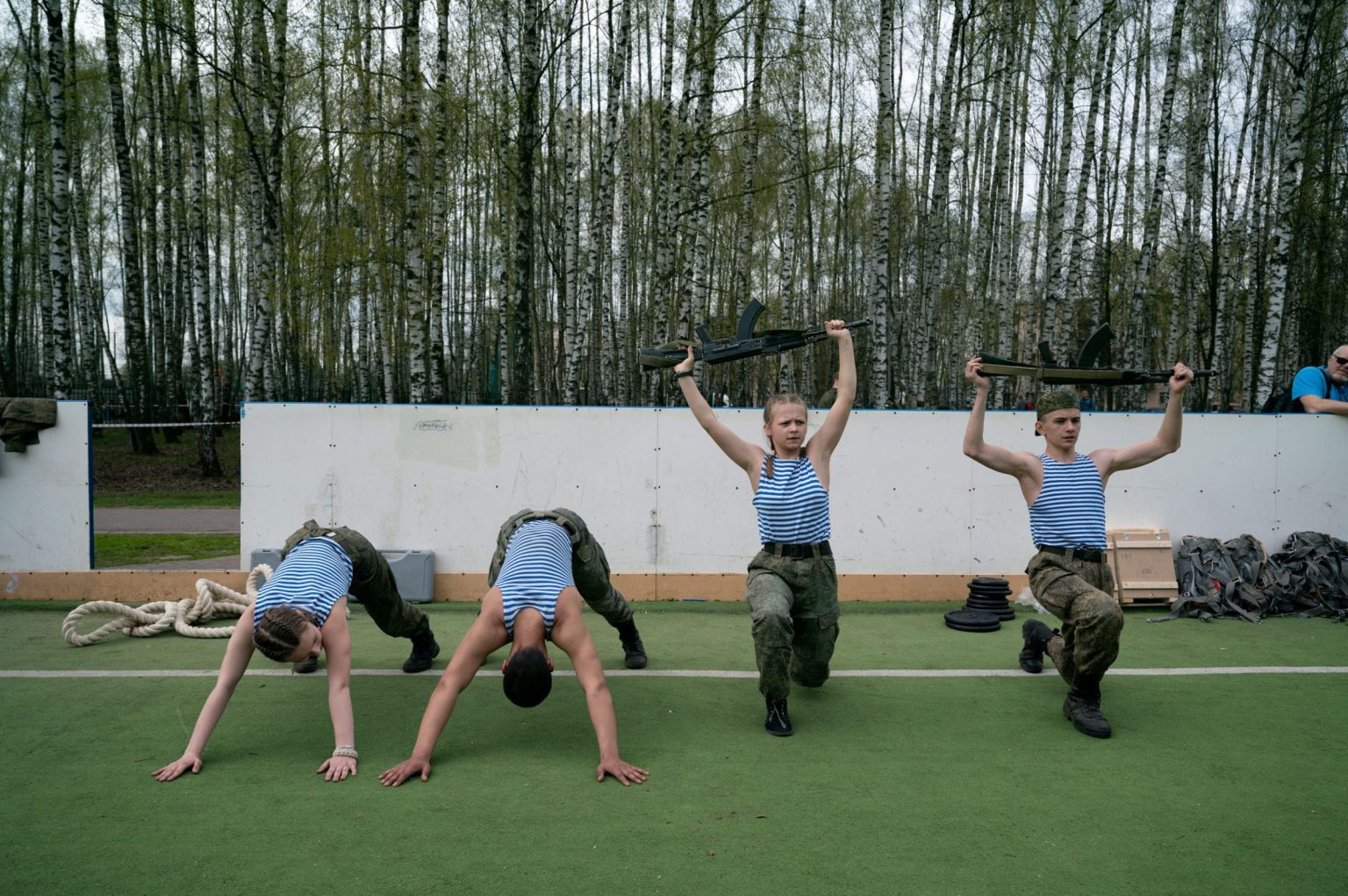 adolescents faisant de la gym avec des fusils mitrailleurs