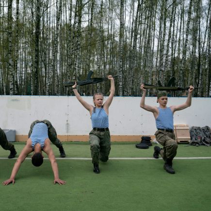 adolescents faisant de la gym avec des fusils mitrailleurs