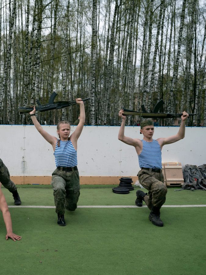 adolescents faisant de la gym avec des fusils mitrailleurs