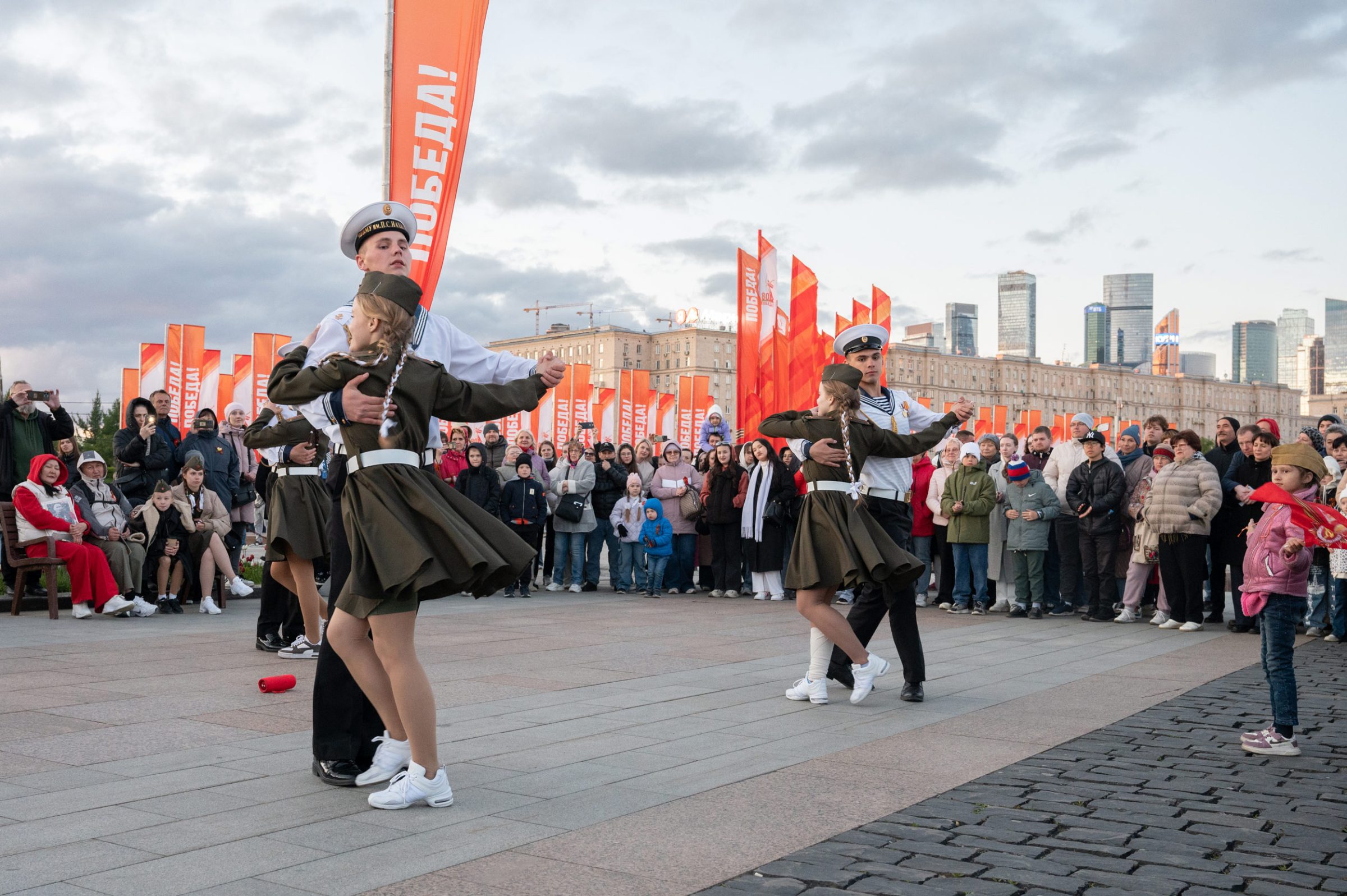 jeunes en tenue militaire dansant la valse