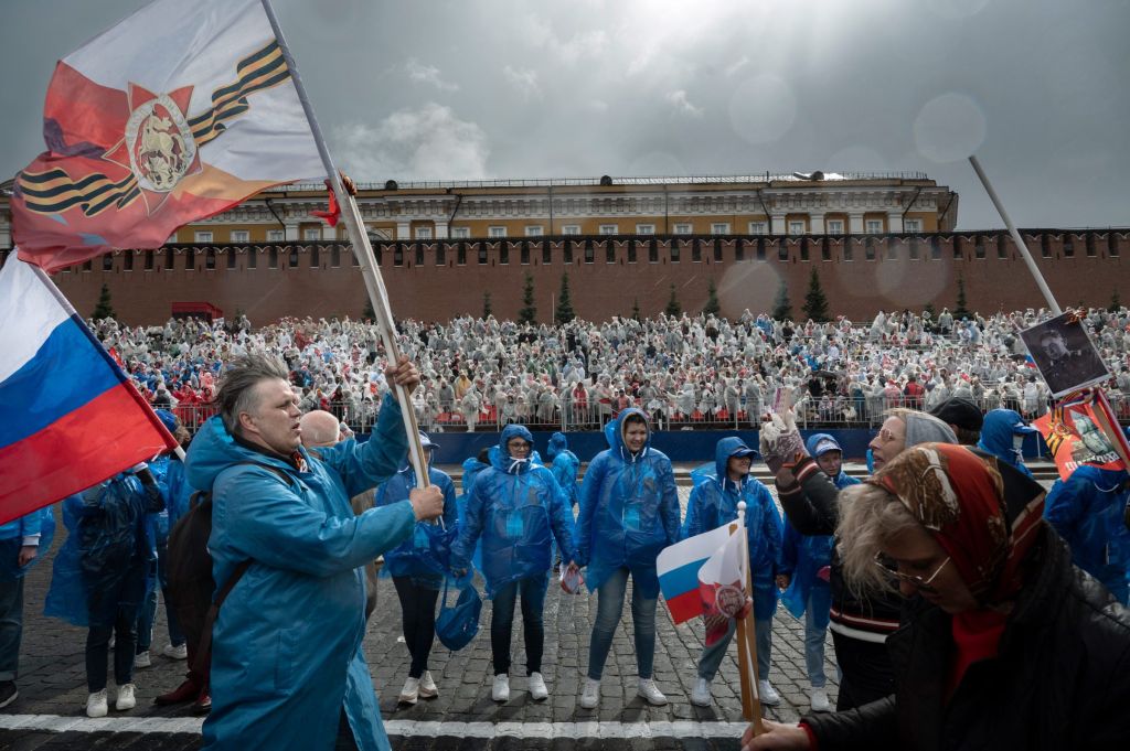 défilé commémoratif sur la place Rouge