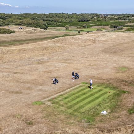 petite zone de gazon dans un golf br&ucirc;l&eacute; par la s&eacute;cheresse