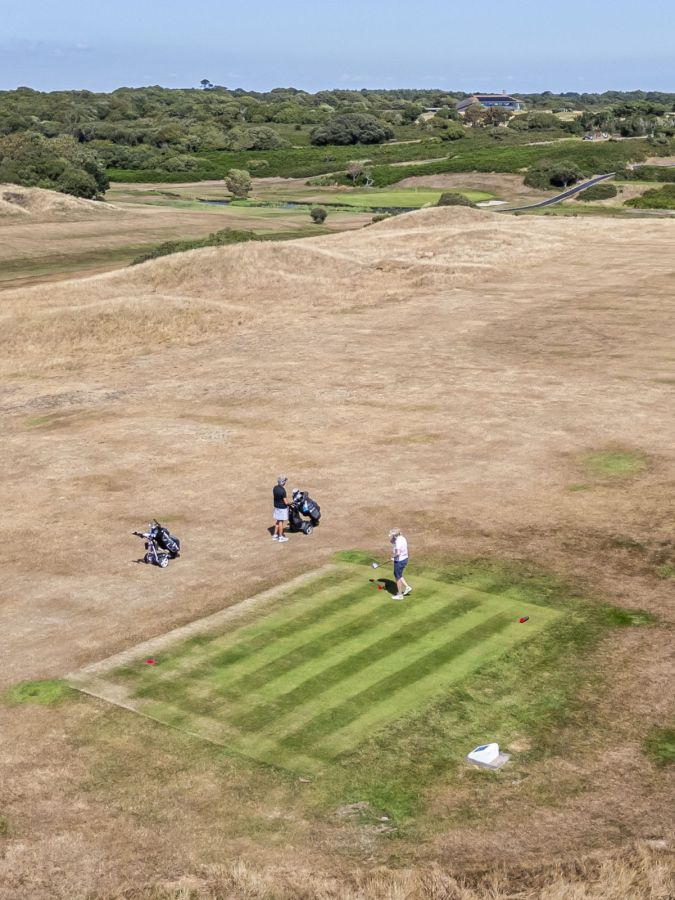 petite zone de gazon dans un golf brûlé par la sécheresse