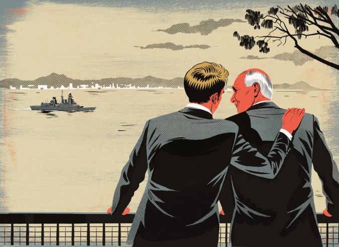 deux hommes de dos face à la mer avec un bateau militaire