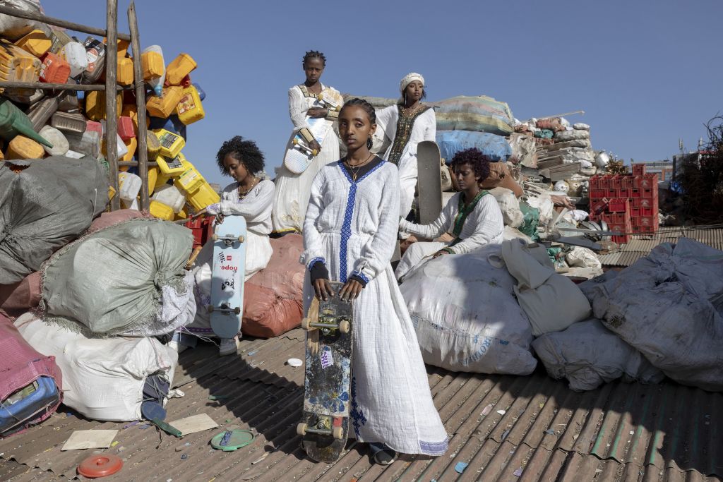 jeunes femmes avec des planches de skate en Afrique