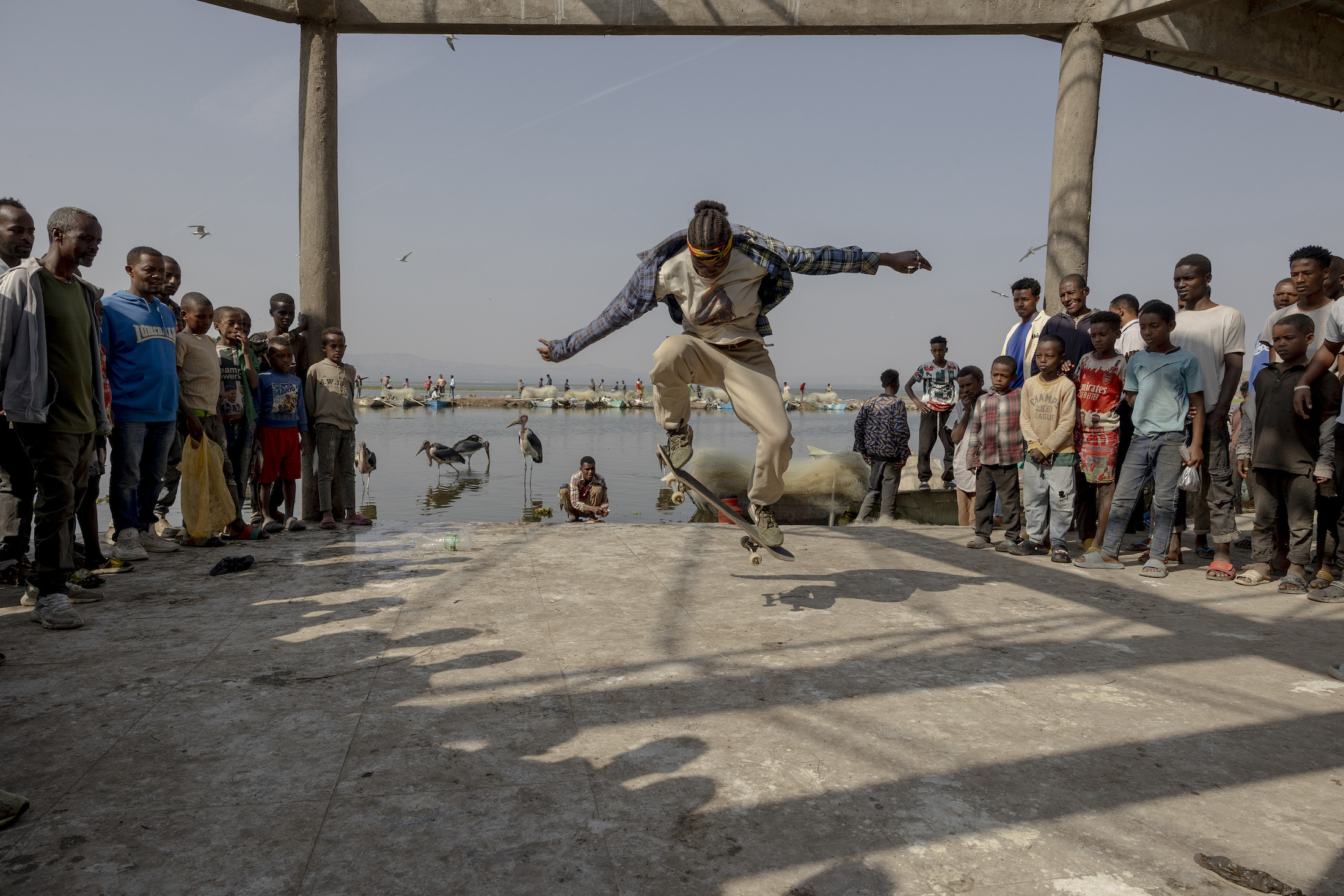 jeune skateuse dans un marché africain