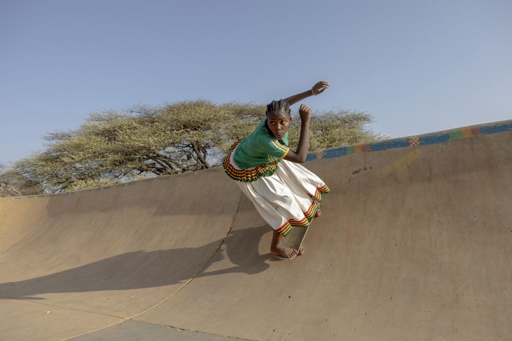 jeune skateuse éthiopienne dans un skatepark