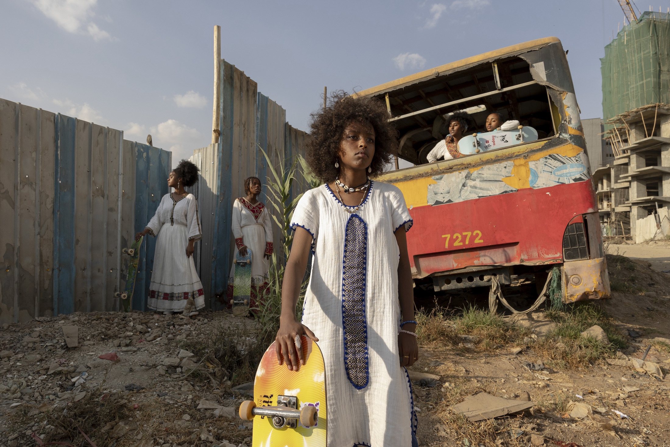 jeunes femmes avec des planches de skate en Afrique