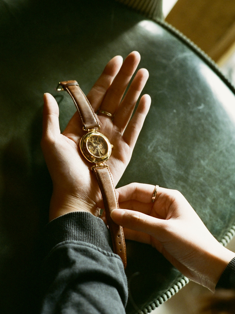 Une montre dans les mains de Carmen Lau