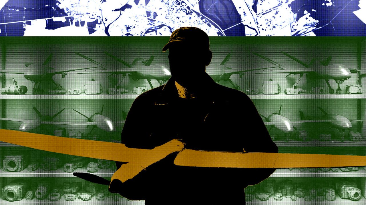 silhouette d’homme tenant un drone dans ses mains