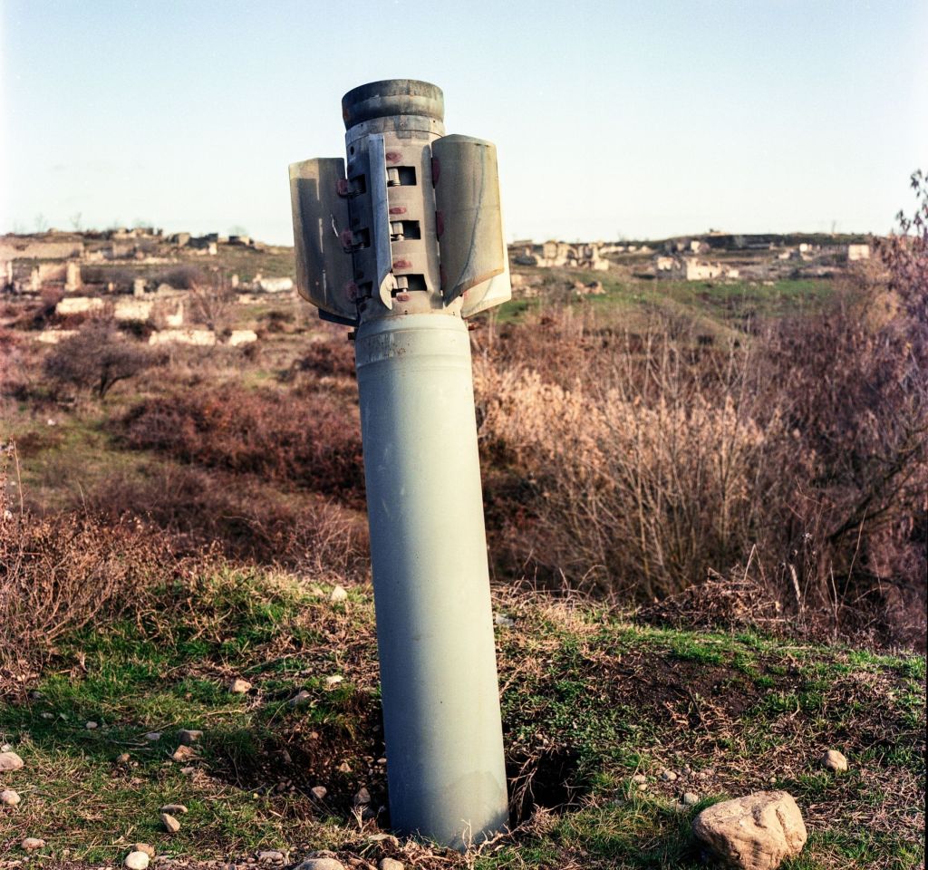 Roquette russe Smerch non explosée, plantée dans le sol
