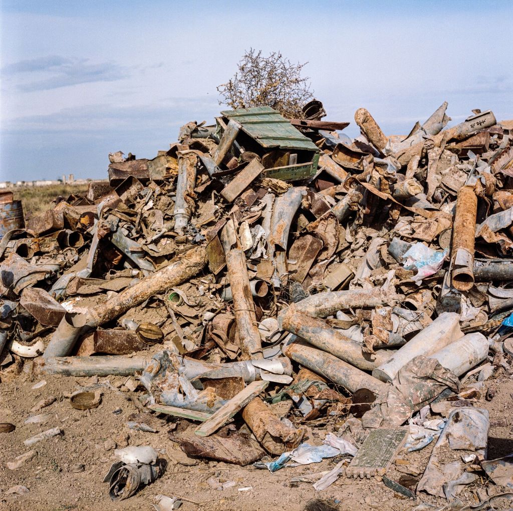 Munitions et débris de roquettes ramassés dans les champs