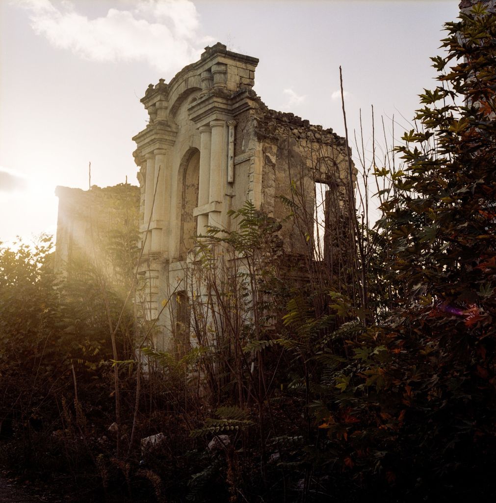 Ruines de la façade de la rédaction du journal azerbaïd­janais Araz