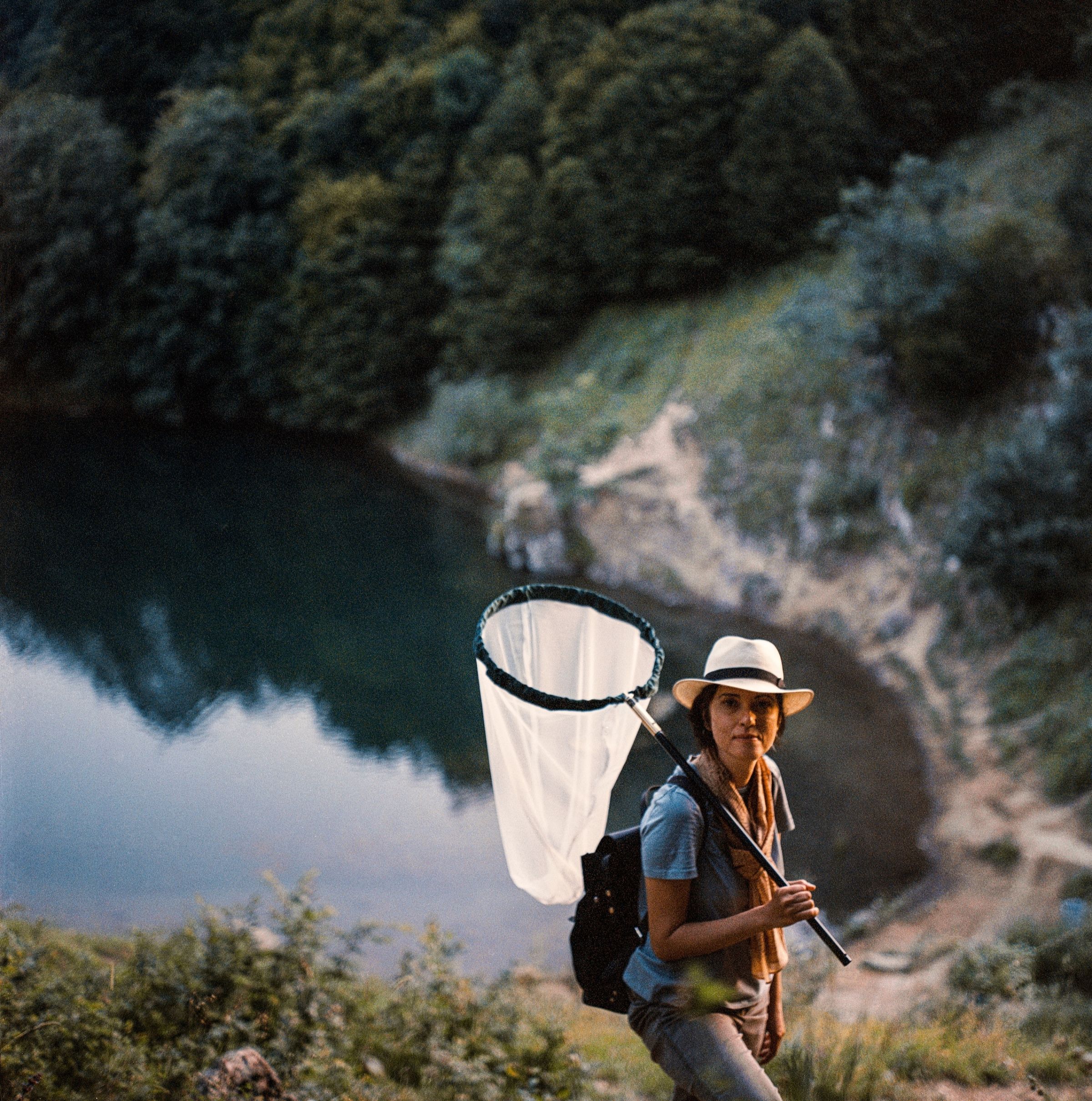 Rena Effendi, filet à la main, sur les terrains de chasse aux papillons de son père