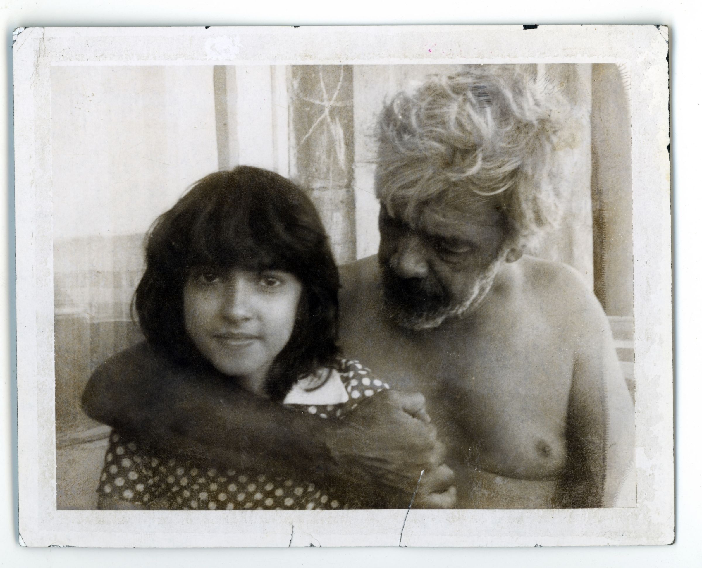 Photo d'archive, en noir et blanc, de Rena avec son père