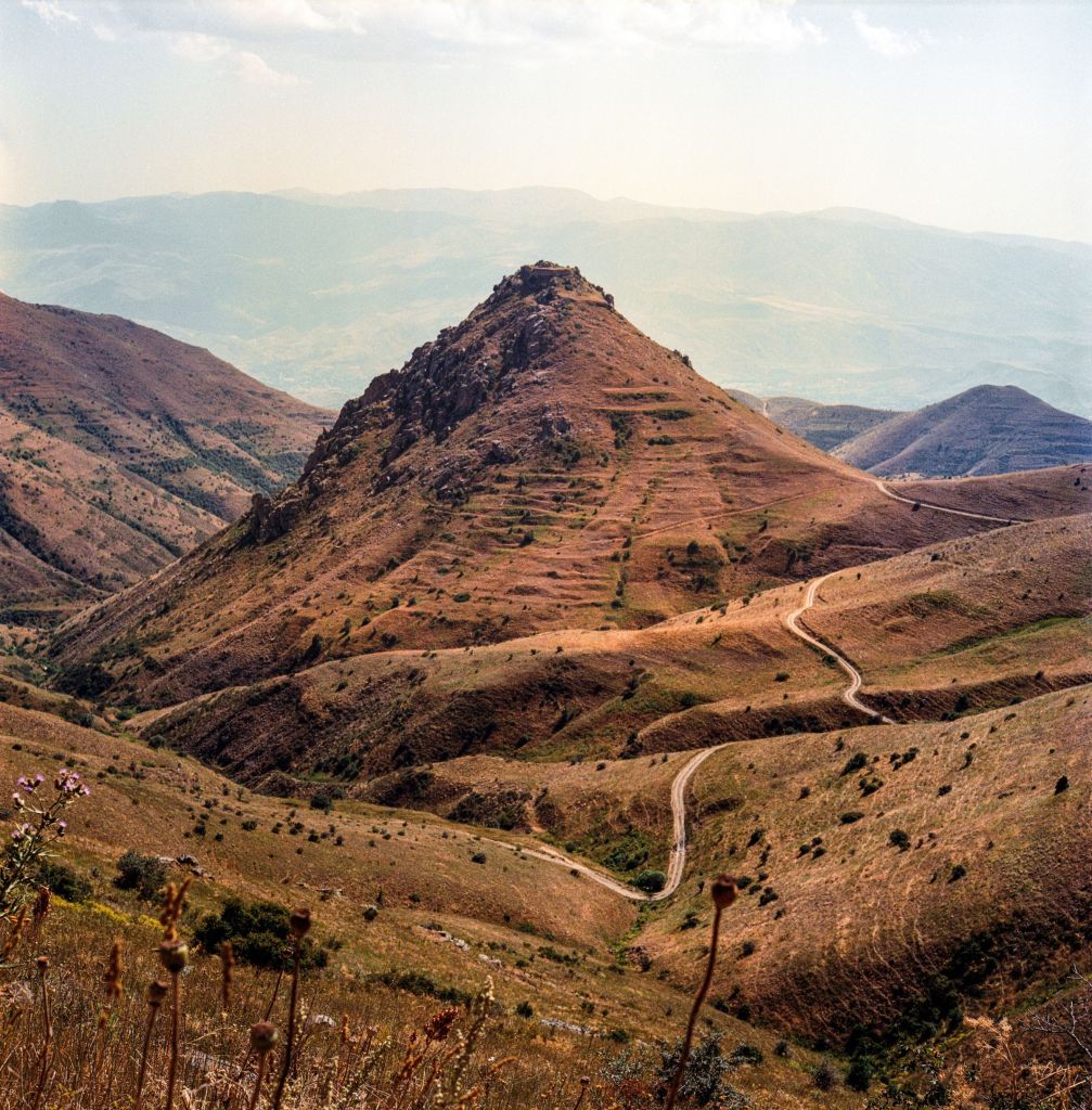 Montagnes d’Eghegnazor, en Arménie. Un sentier les traverse