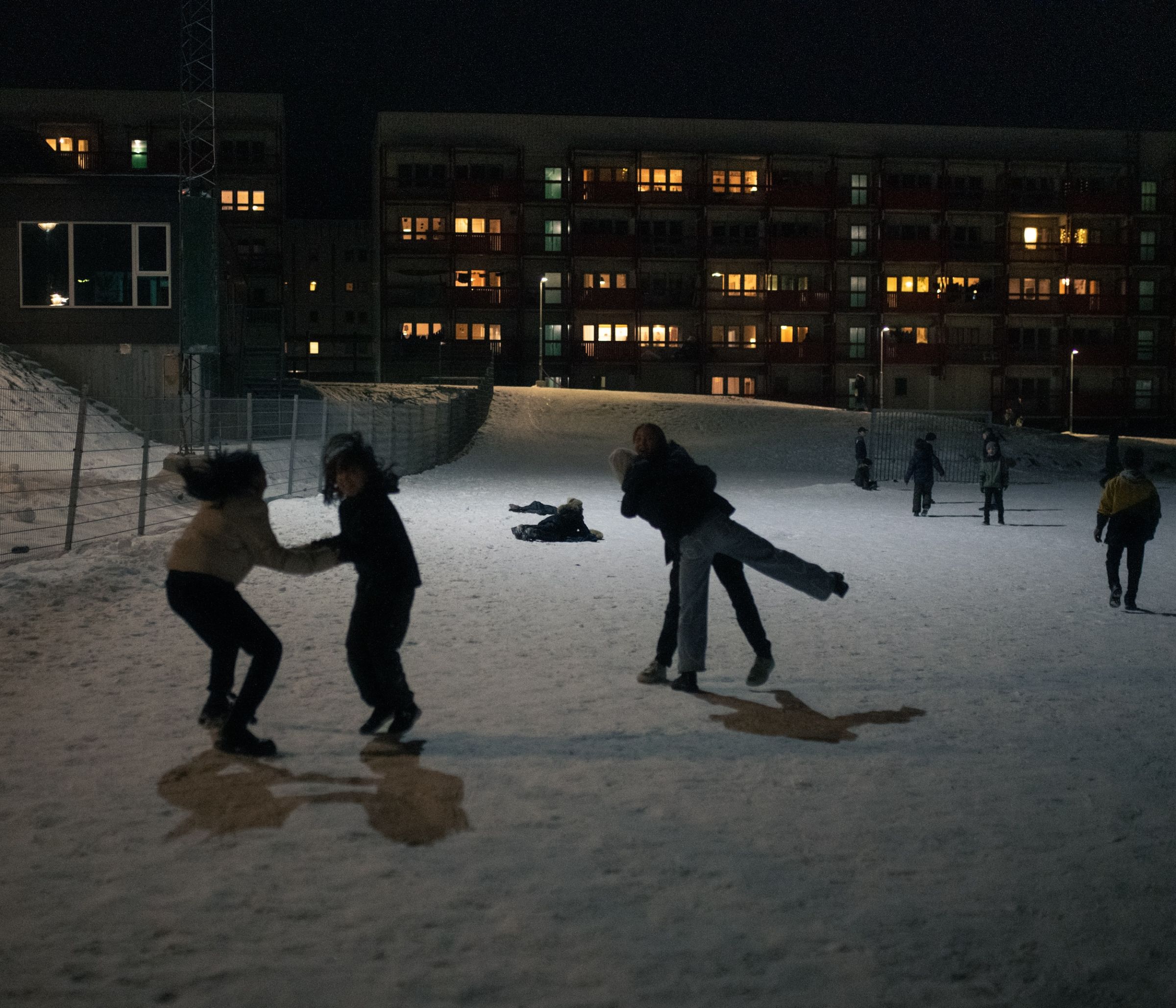 jeunes s’amusant devant un immeuble de nuit