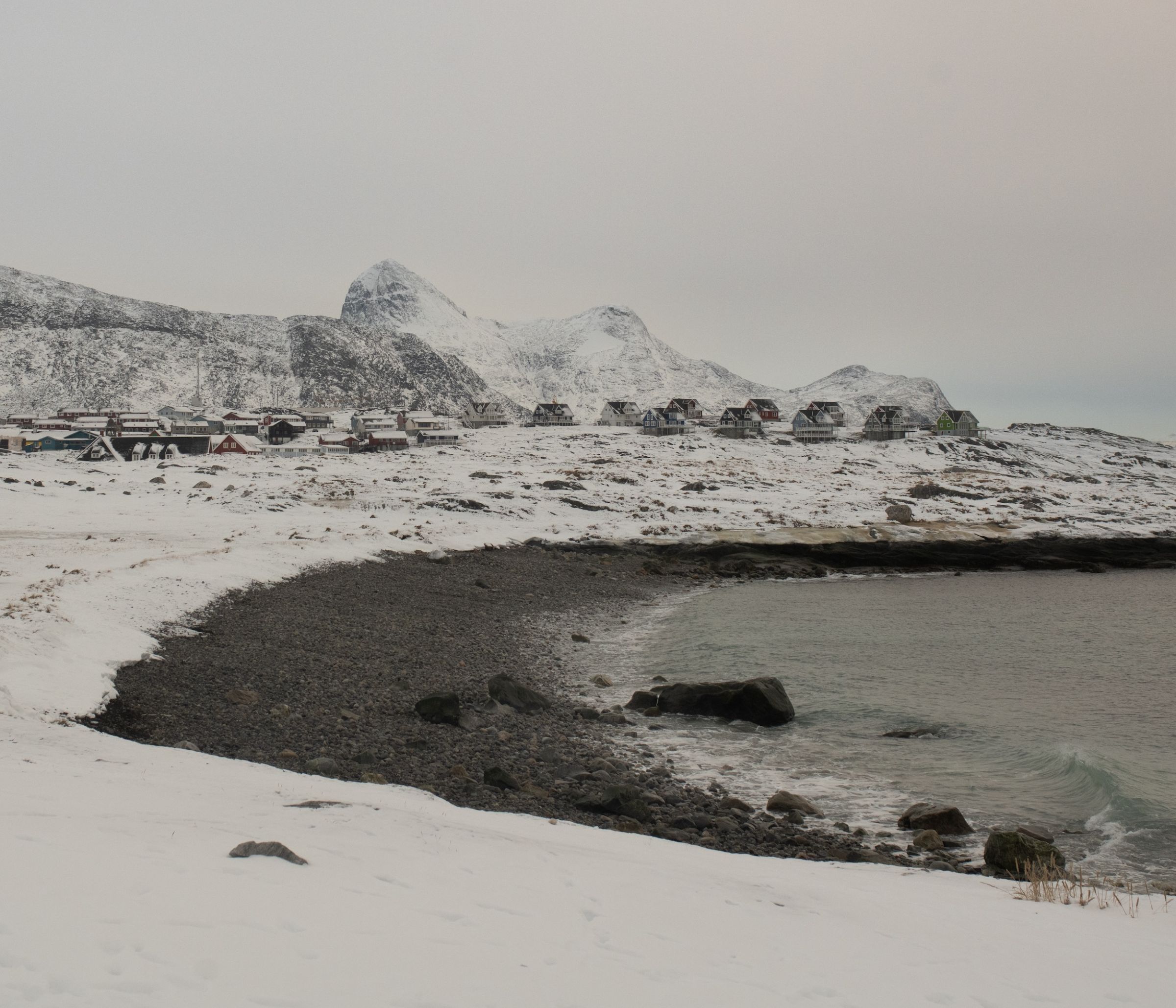 Une plage de Nuuk sous la neige