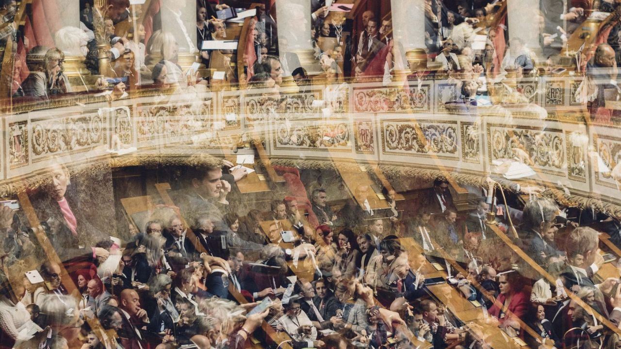 vue brouillée de l’hémicycle du Palais-Bourbon