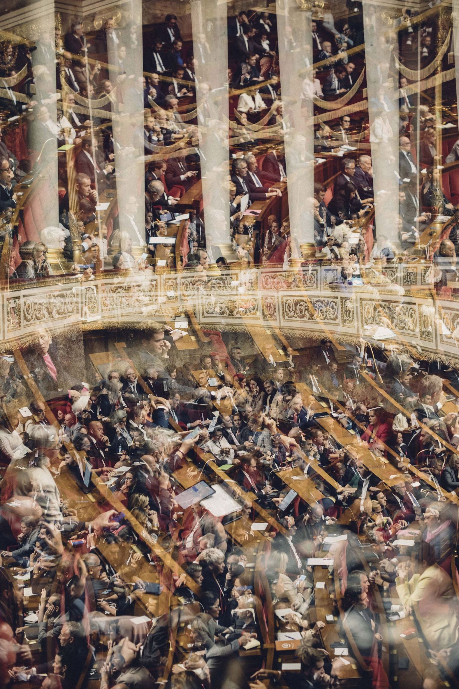 vue brouillée de l’hémicycle du Palais-Bourbon