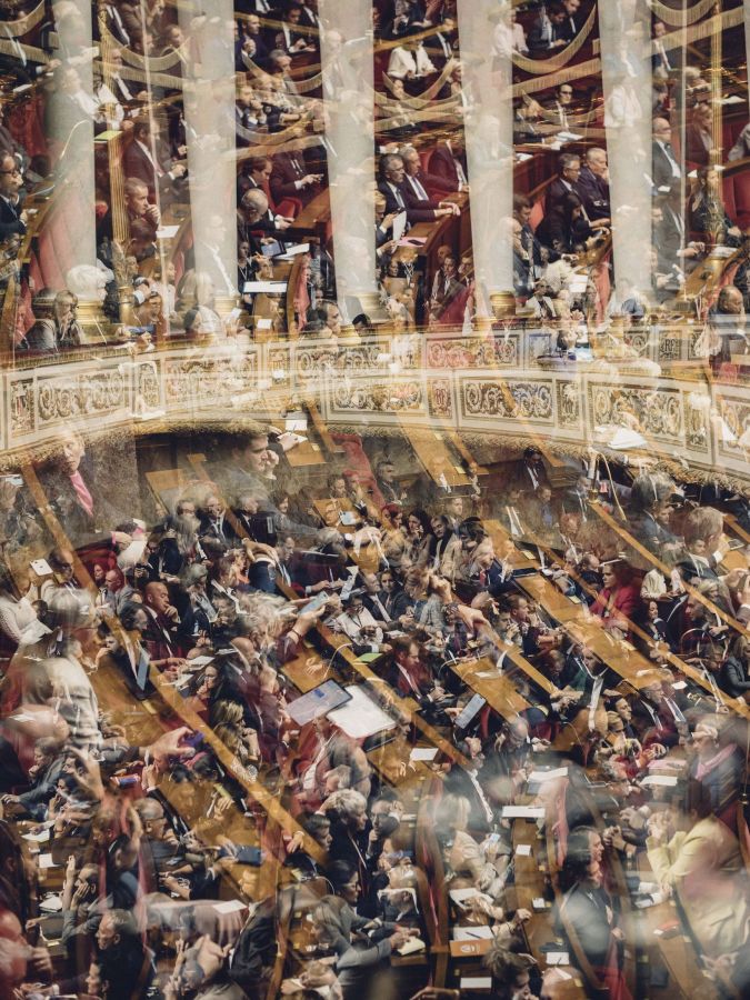 vue brouillée de l’hémicycle du Palais-Bourbon