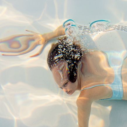 portrait de Camille McOuat sous l’eau