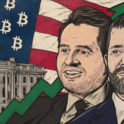 Antoni Trenchev et Don Trump Jr devant un drapeau Bitcoin