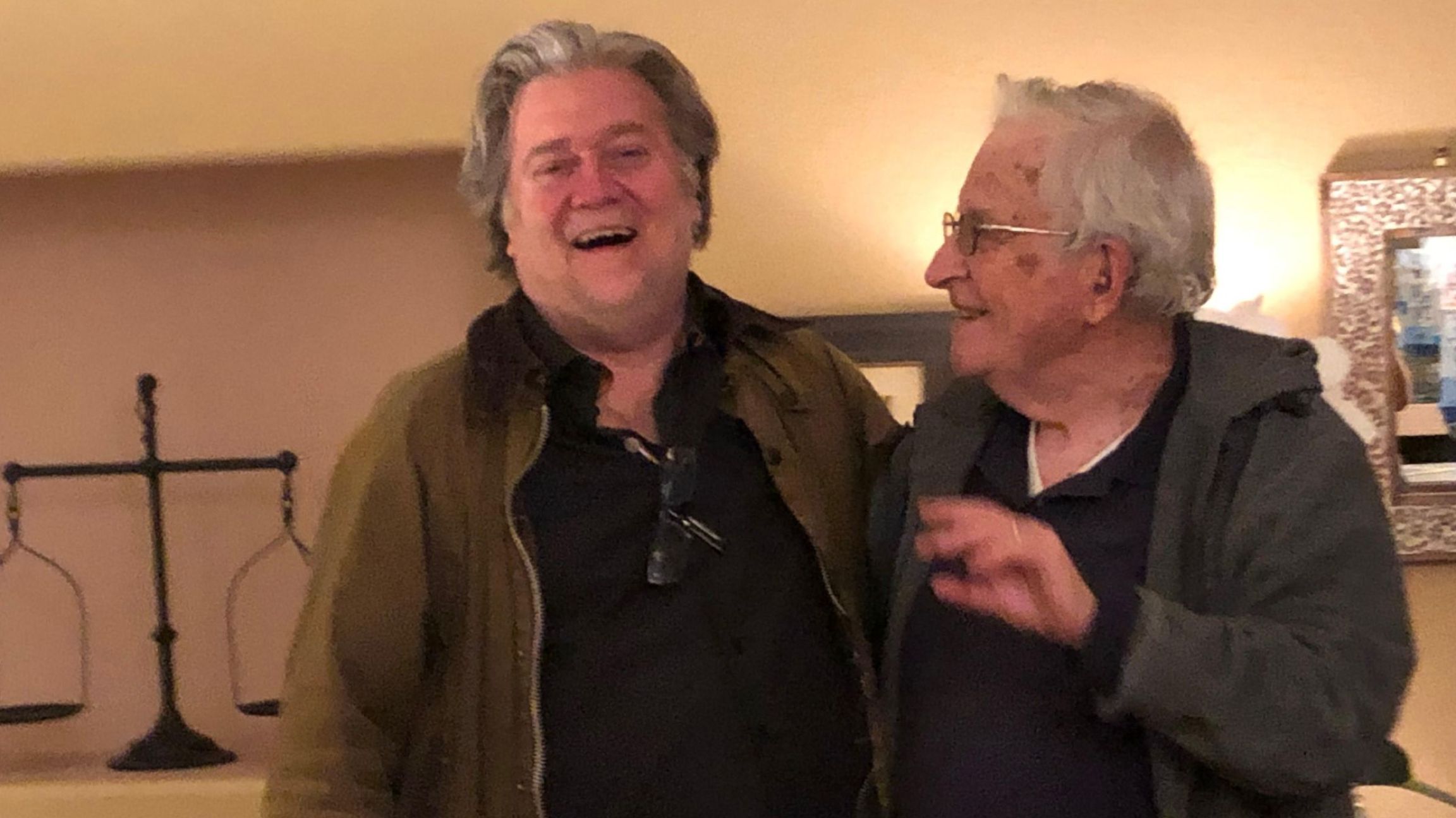 Steve Bannon et Noam Chomsky, sidérant duo exhumé du dossier Epstein
