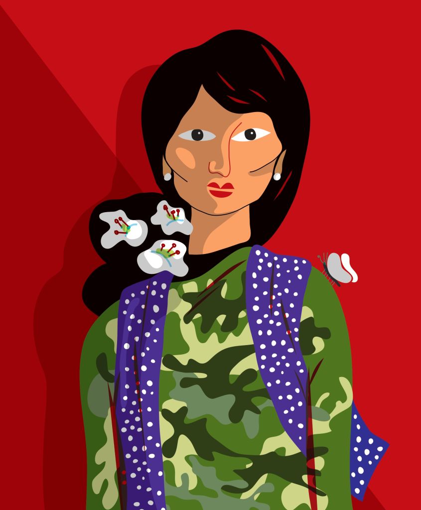 Aung San Suu Kyi, fleurs blanches dans les cheveux, haut motif camouflage et papillon sur l'&eacute;paule