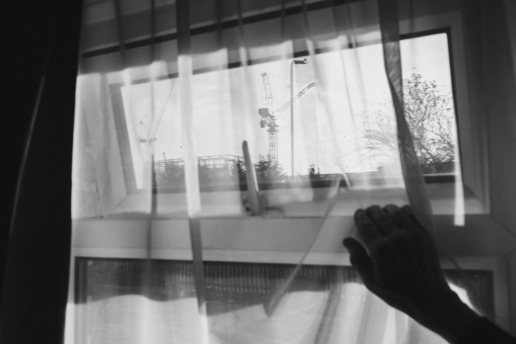 &Agrave; Slough, un data center vu &agrave; travers les fins rideaux de l'appartement de Richard Hayward.