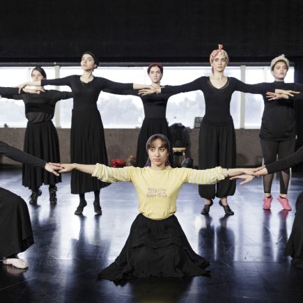 Des danseuses se tenant par la main sur deux rangs