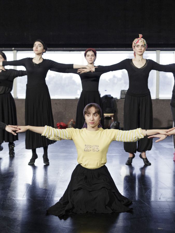 Des danseuses se tenant par la main sur deux rangs