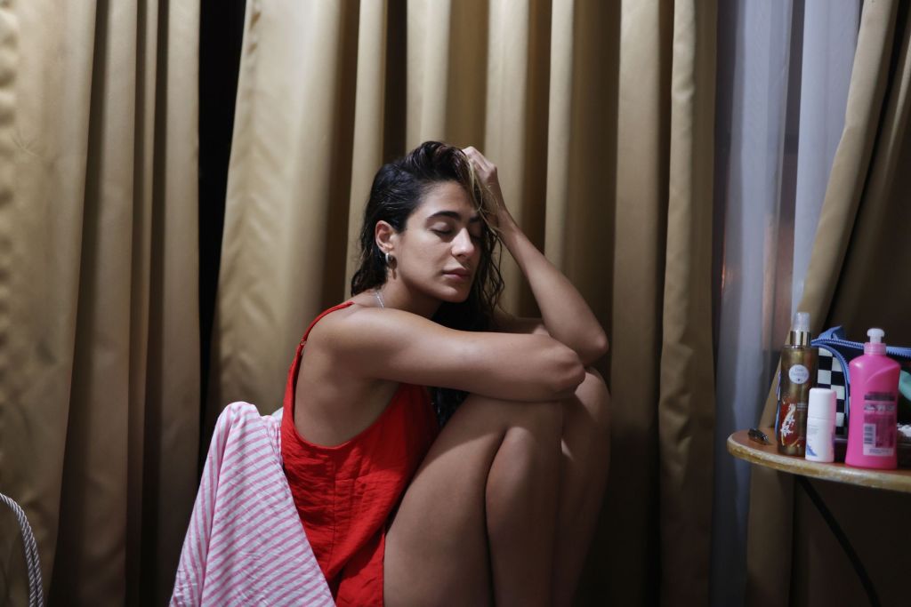 Une jeune danseuse sur une chaise l'air d&eacute;prim&eacute;