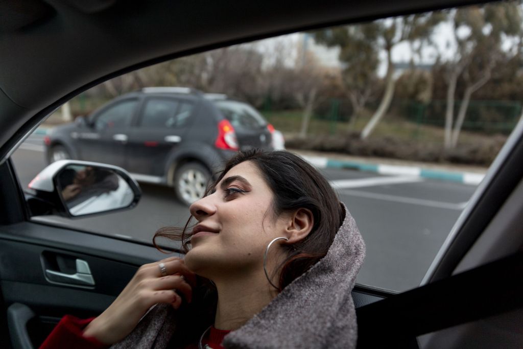 Une jeune femme dans une voiture