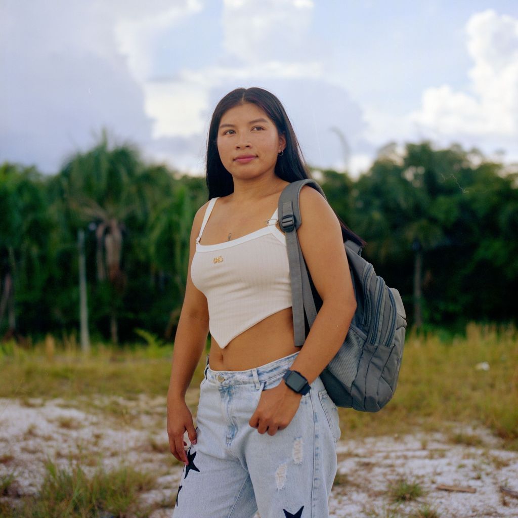 Une jeune Colombienne sur la piste d&rsquo;atterrissage attendant son avion.