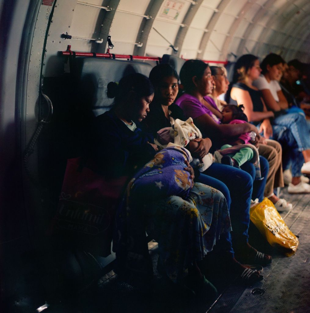 Des Colombiennes assises dans la carlingue d'un avion