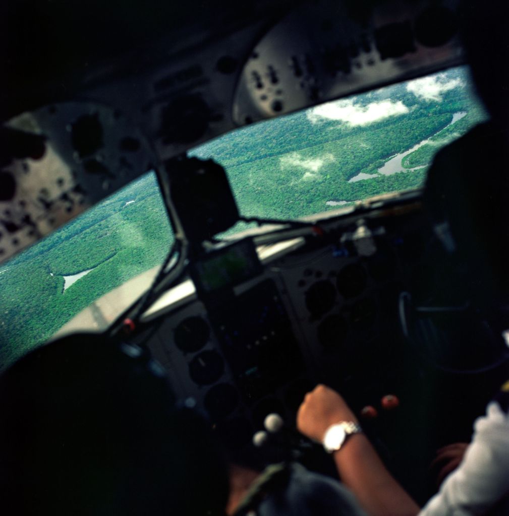 Vue de l'Amazonie depuis la cabine de pilotage de l'avion