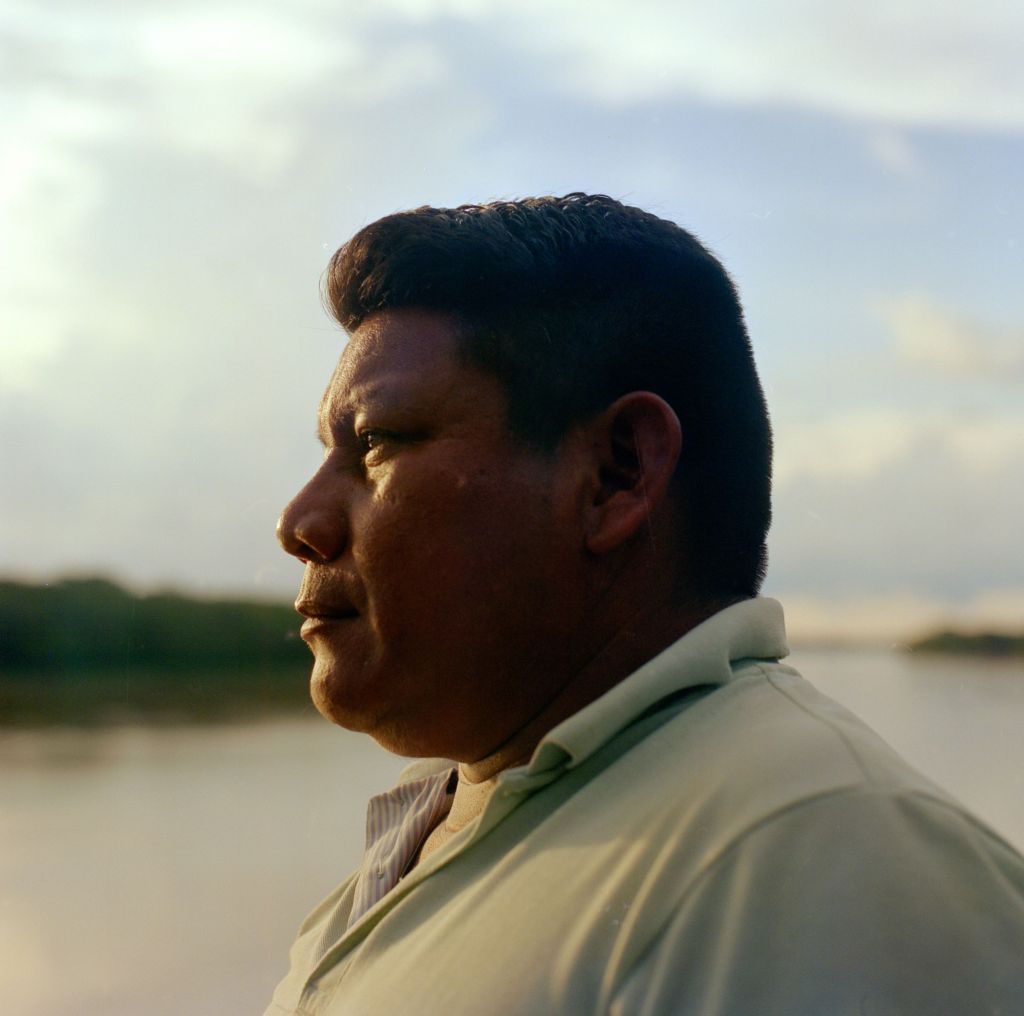 Un homme de profil devant un fleuve