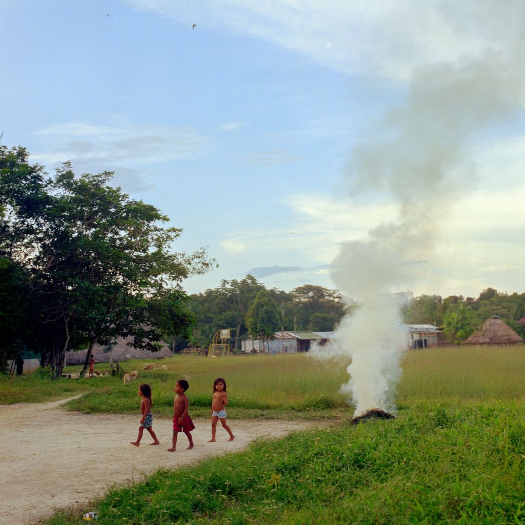 Des enfants dans un village recul&eacute; de l'Amazonie
