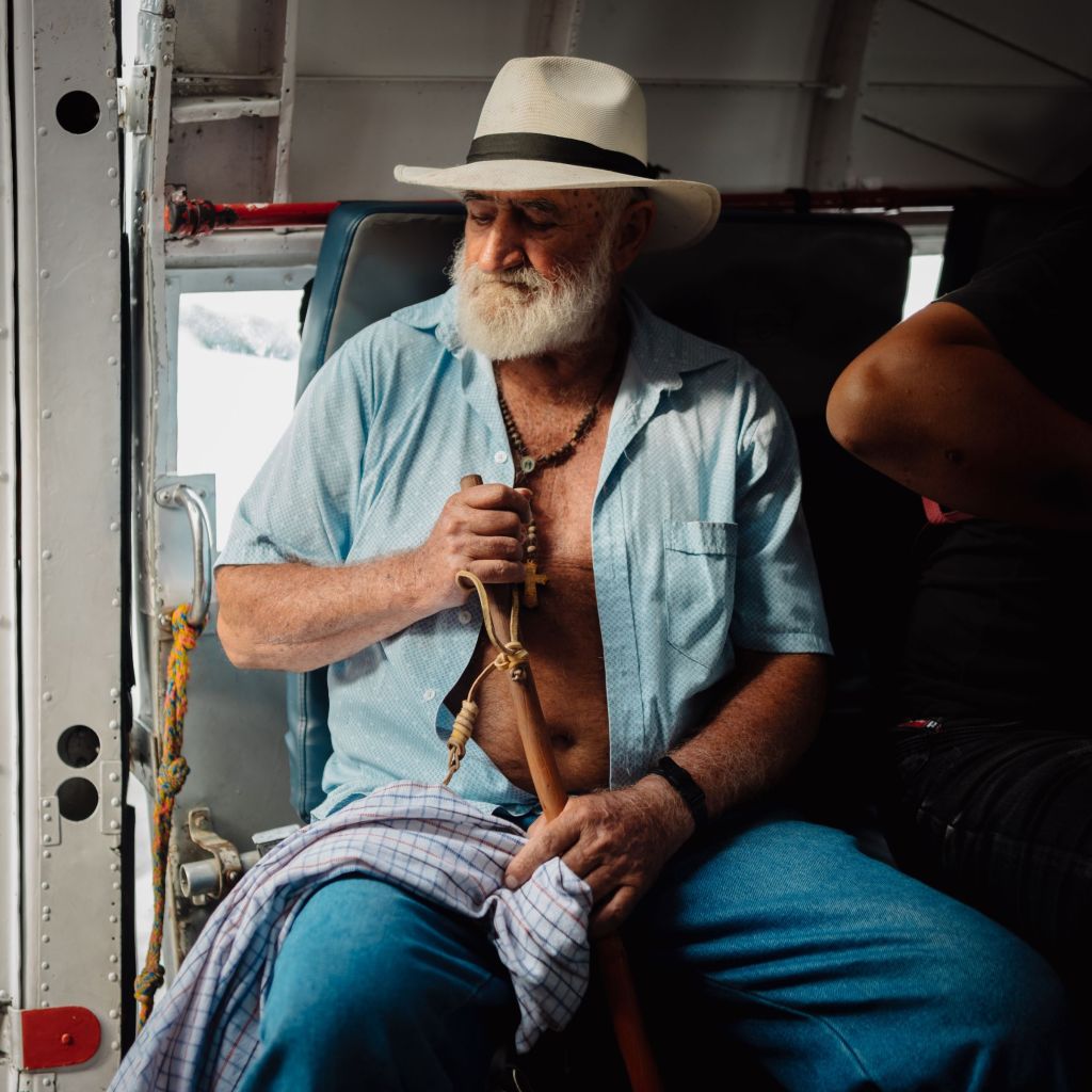 Un homme dans un avion