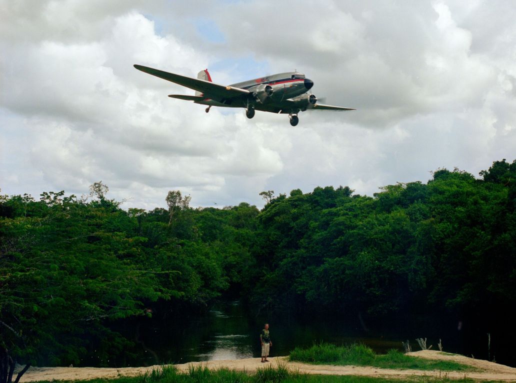 Un vieil avion de guerre sur la forêt amazonienne