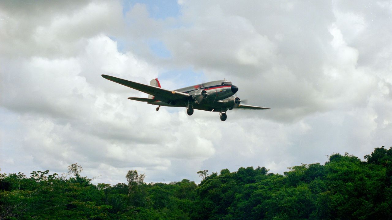 Un vieil avion de guerre sur la forêt amazonienne