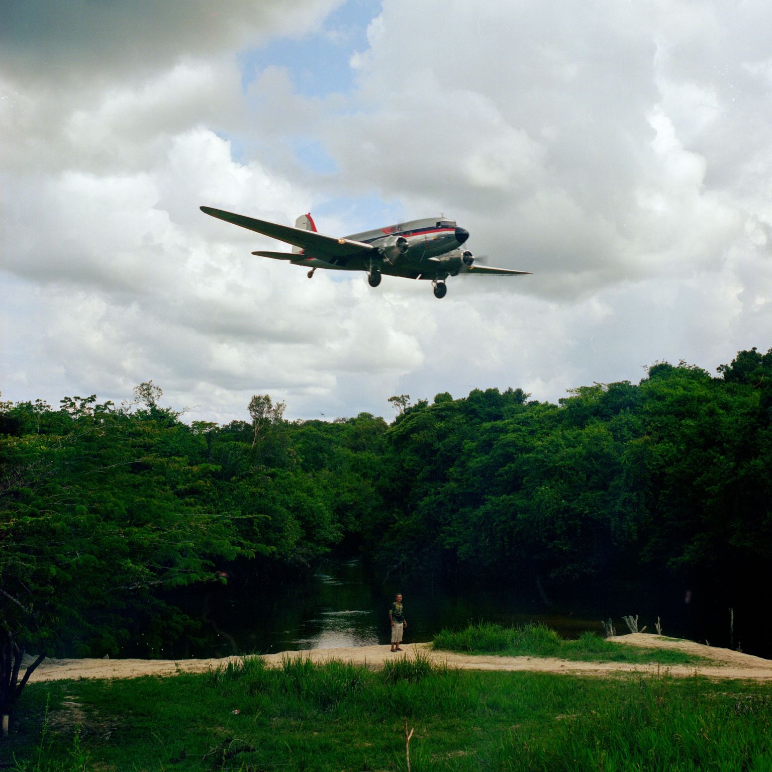 Un vieil avion de guerre sur la forêt amazonienne