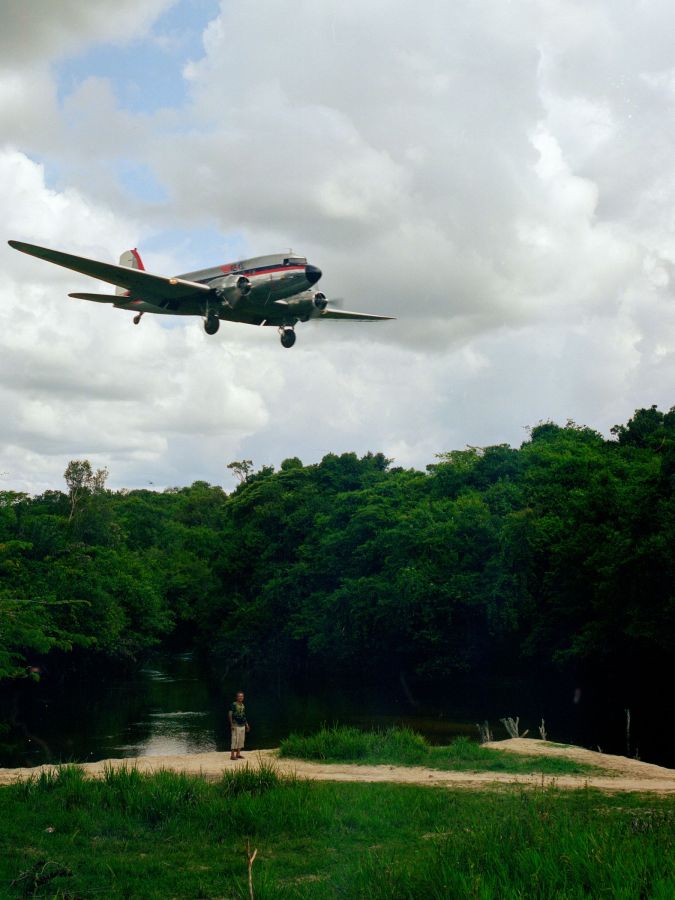 Un vieil avion de guerre sur la forêt amazonienne
