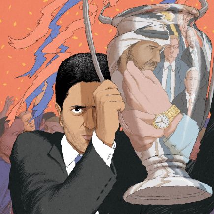 Nasser al-Khela&iuml;fi tenant une coupe avec le reflet de l'&eacute;mir du Qatar