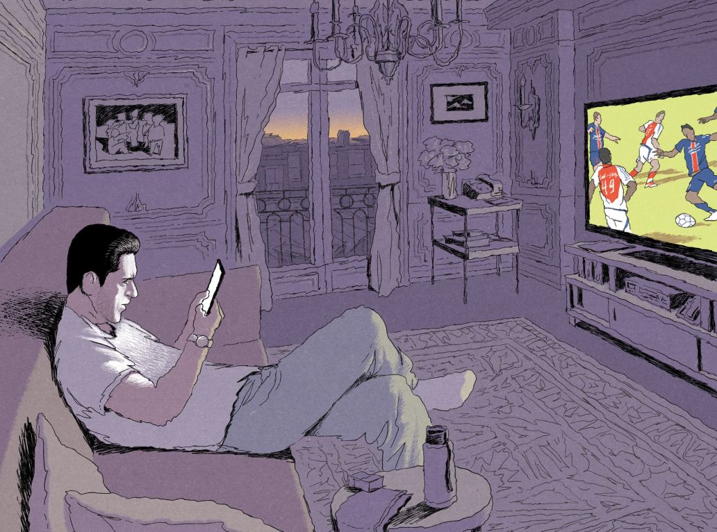Nasser al-Khelaïfi devant une télé, iPhone à la main