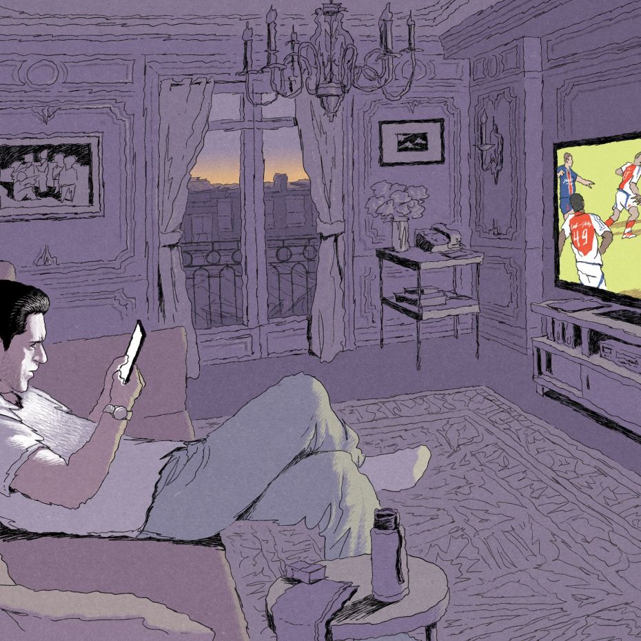 Nasser al-Khelaïfi devant une télé, iPhone à la main